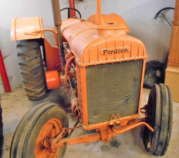 Veterantraktor - Fordson - Låglund, 1939, 4 cyl. 27 hk, fint skick. 750.000 stycken  tillverkade.